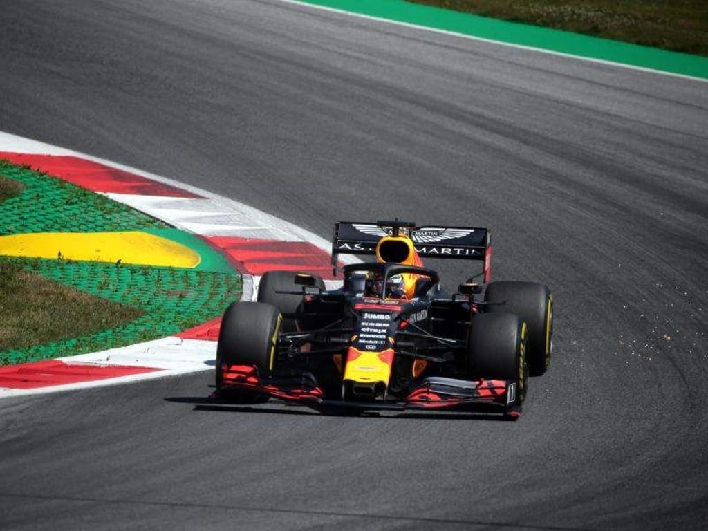 Max Verstappen rast beim Training mit seinem RB 19 über den Kurs von Spielberg. Foto: Photo4/Lapresse/Lapresse via ZUMA Press
