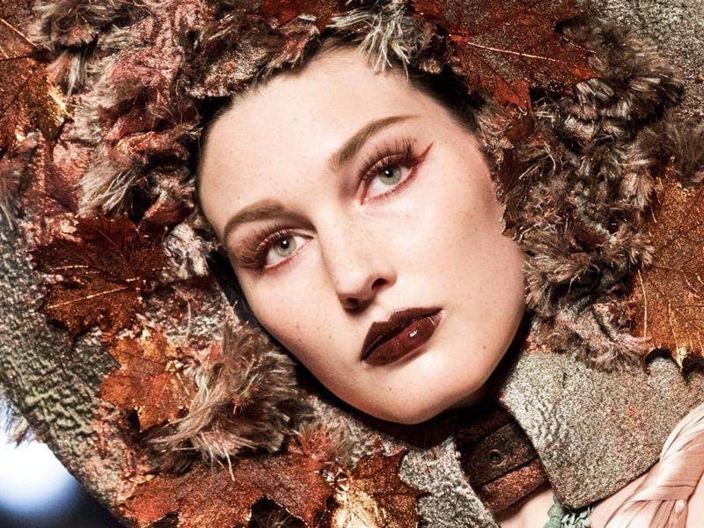 Von Herbstlaub umrahmt: eine Natur-Kreation von Jean Paul Gaultier. Foto: Etienne Laurent