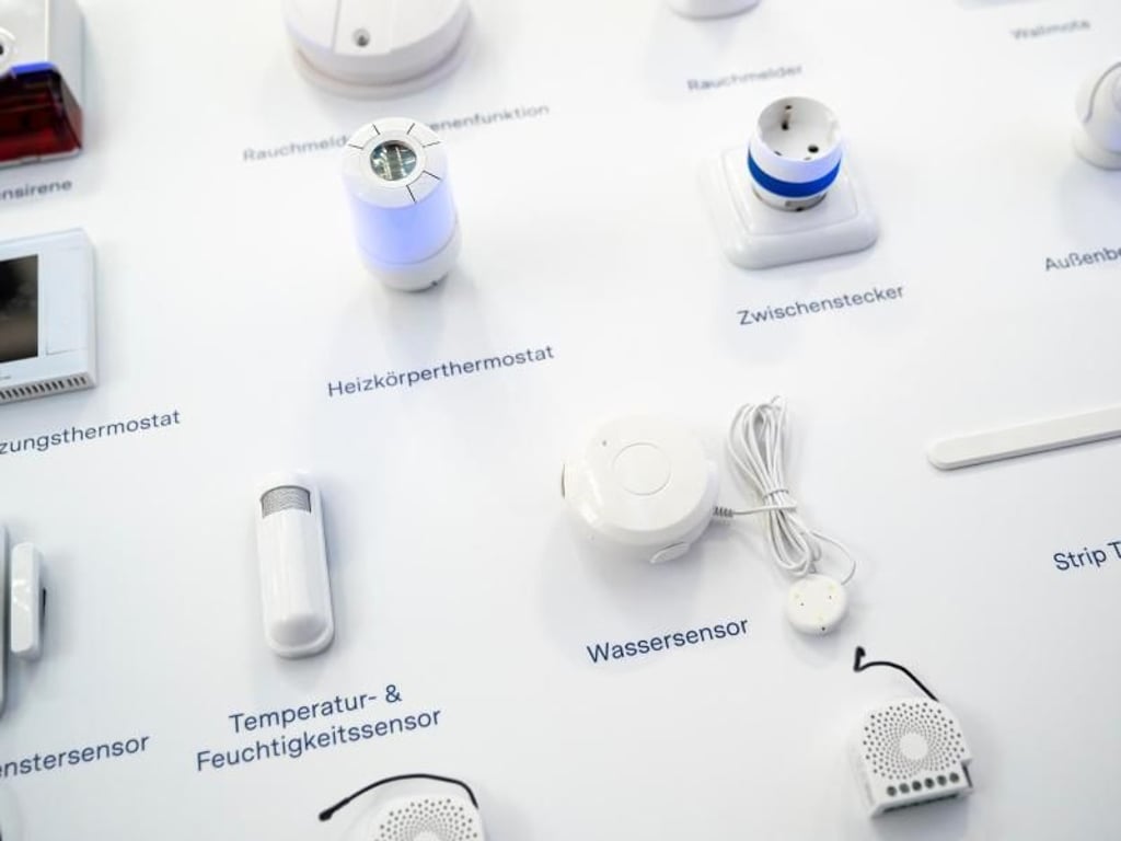 Ob Bewegungsmelder, Alarmsirene, Funkthermostat oder Wassersensor: Es gibt eine Menge vernetzter Helfer für den Haushalt, die warnen, melden oder automatisch arbeiten. Foto: Florian Schuh