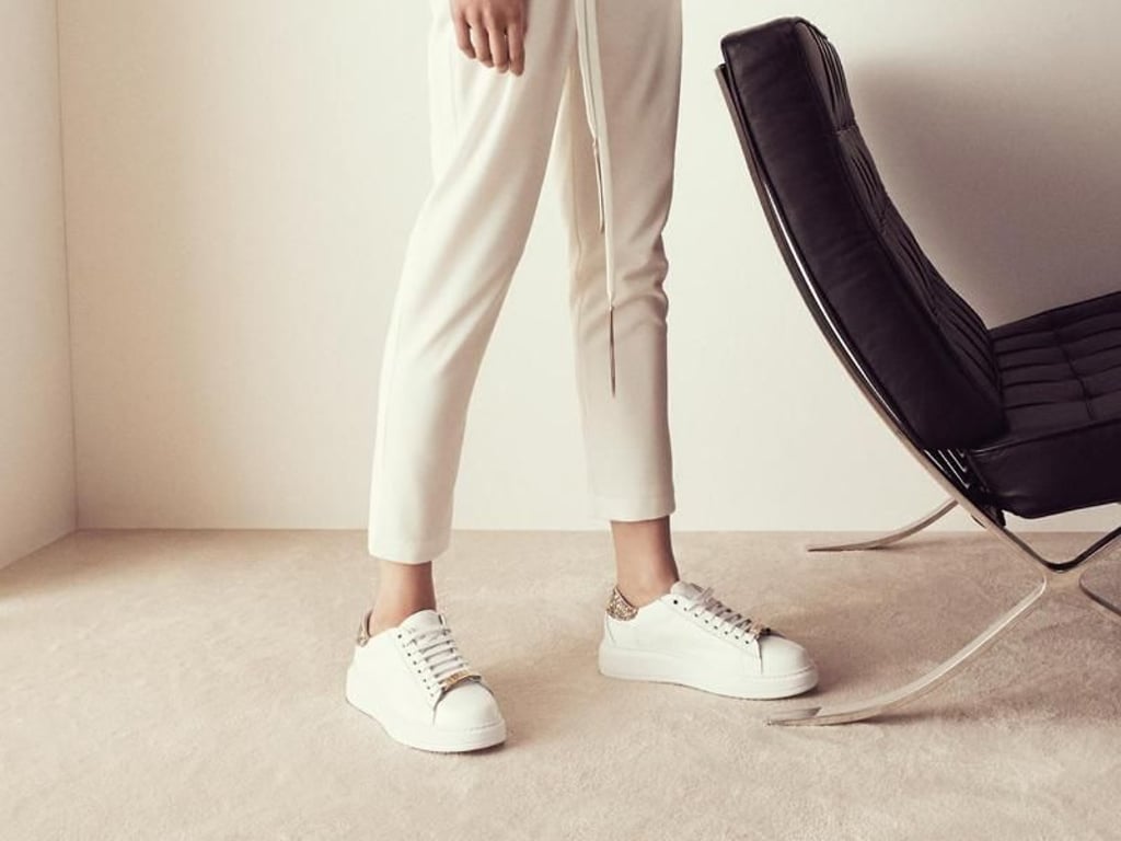 Der Modetipp von Experten: Die Metalltöne der Schuhe im Outfit erneut aufgreifen. So machen das auch die Stylisten von Patrizia Pepe (Hose 215 Euro, Schuhe 205 Euro). Foto: Patrizia Pepe/dpa-tmn