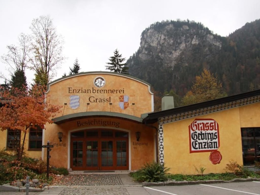 Die älteste Enzianbrennerei Deutschlands, Grassl, bietet kostenlose Kostproben, den Besuch einer Museumsbrennhütte sowie Brennereiführungen an. Foto: Larissa Loges