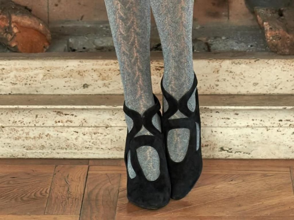 Diese Strumpfhose im romantischen Ajour-Muster von Levante ist ein Blickfang. Deshalb sollten die Schuhe eher dezenter ausfallen und möglichst keine Schnallen haben (ca. 20 Euro). Foto: Levante