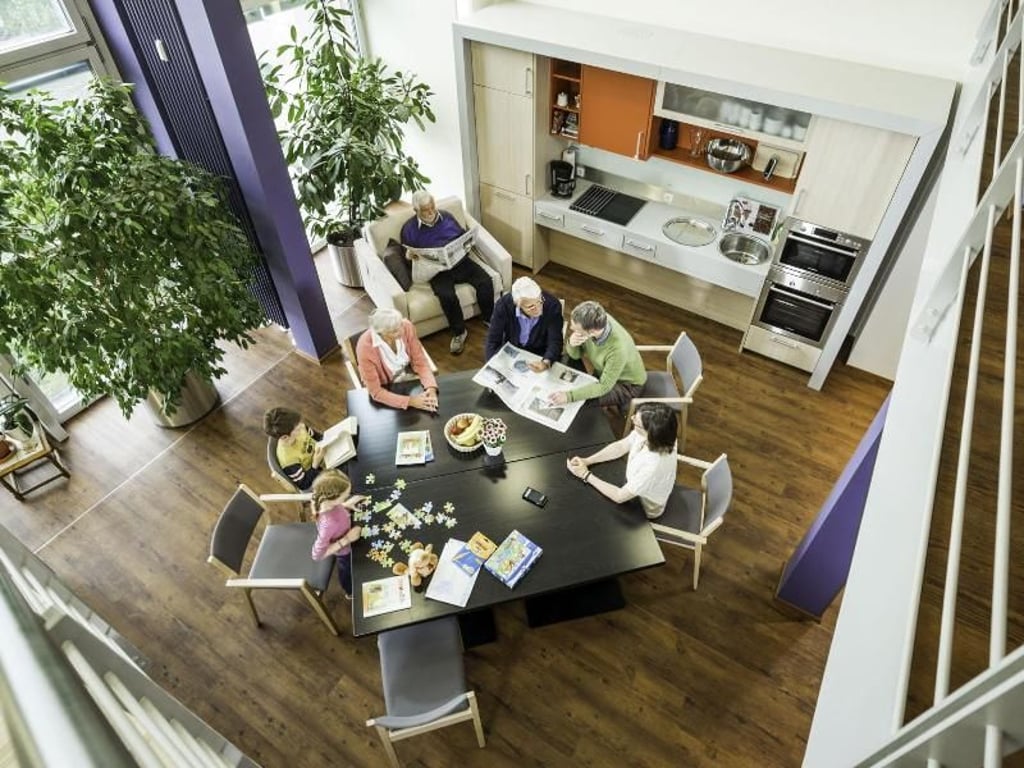 Im Gemeinschaftsraum in «Haus Noah» treffen sich die Bewohner - für Spiele-Abende oder gemeinsame Essen. Foto: BASF Wohnung + Bauen