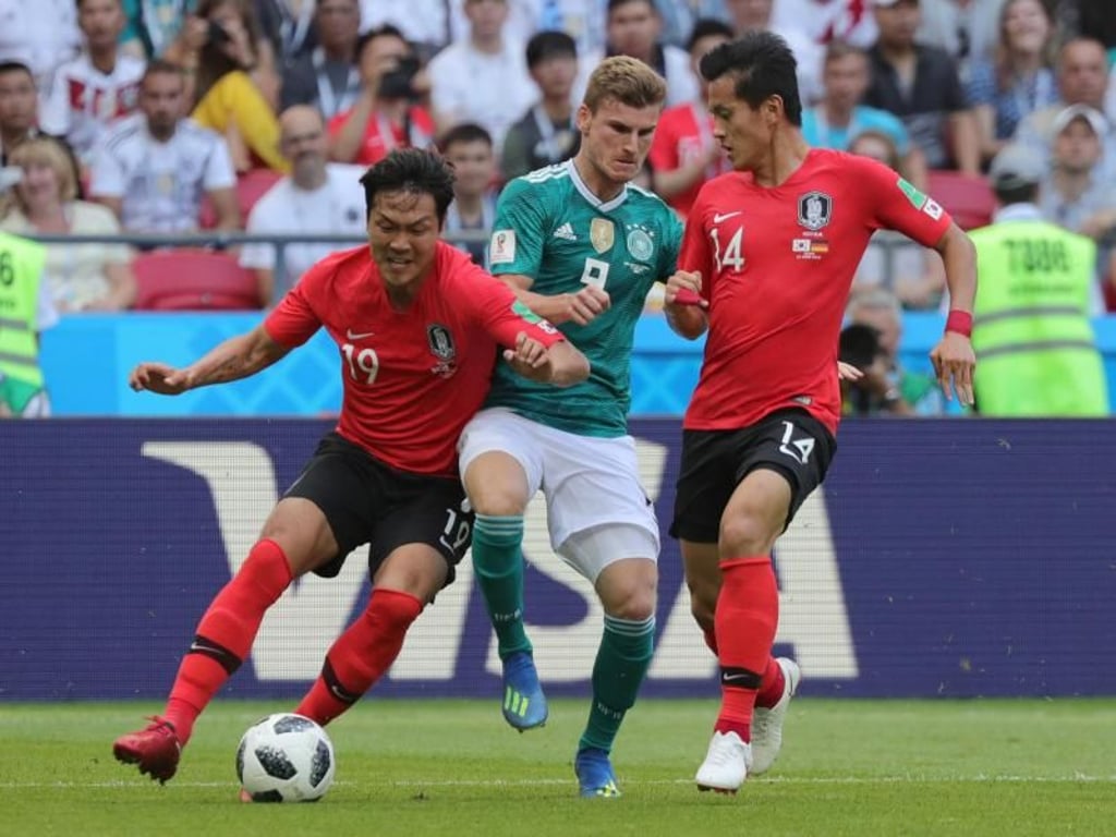 Timo Werner (M) kommt nicht an zwei Südkoreanern vorbei. Foto: Christian Charisius