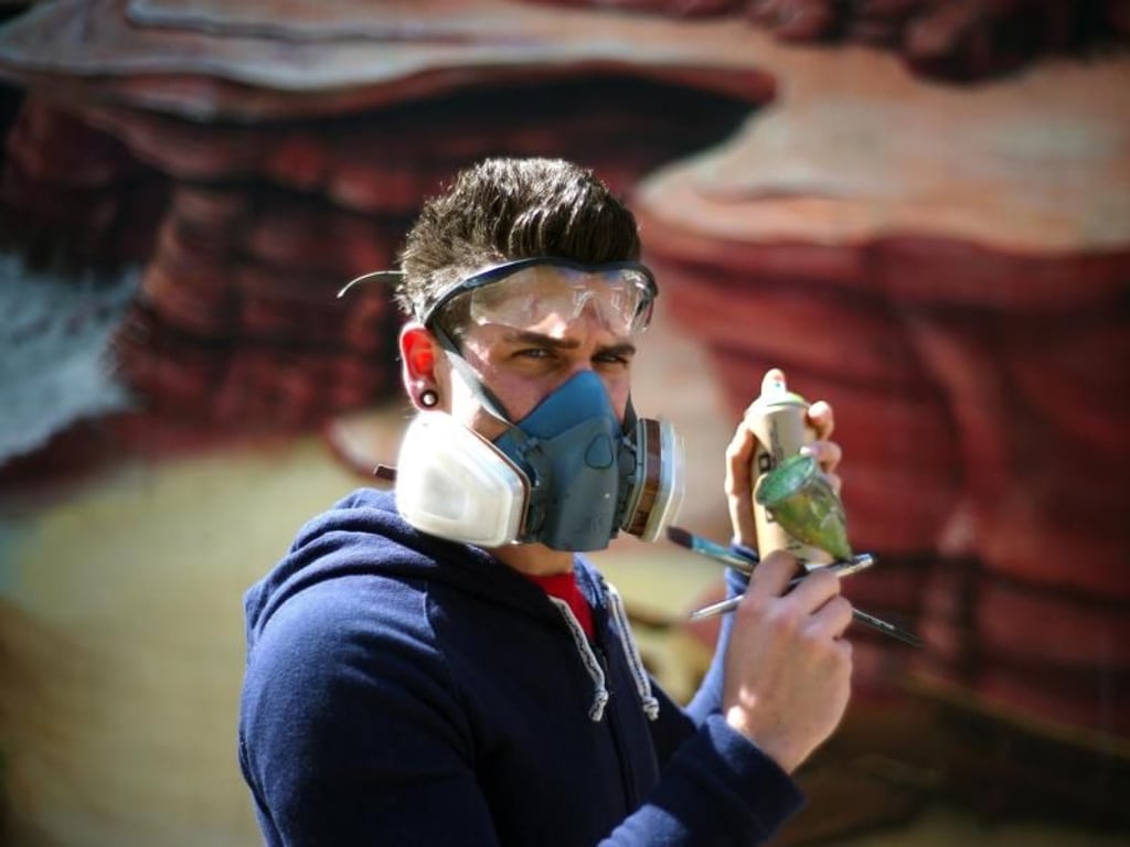 Ausgestattet mit Atemmaske und Spraydose geht es ans Werk. Foto: Ina Fassbender