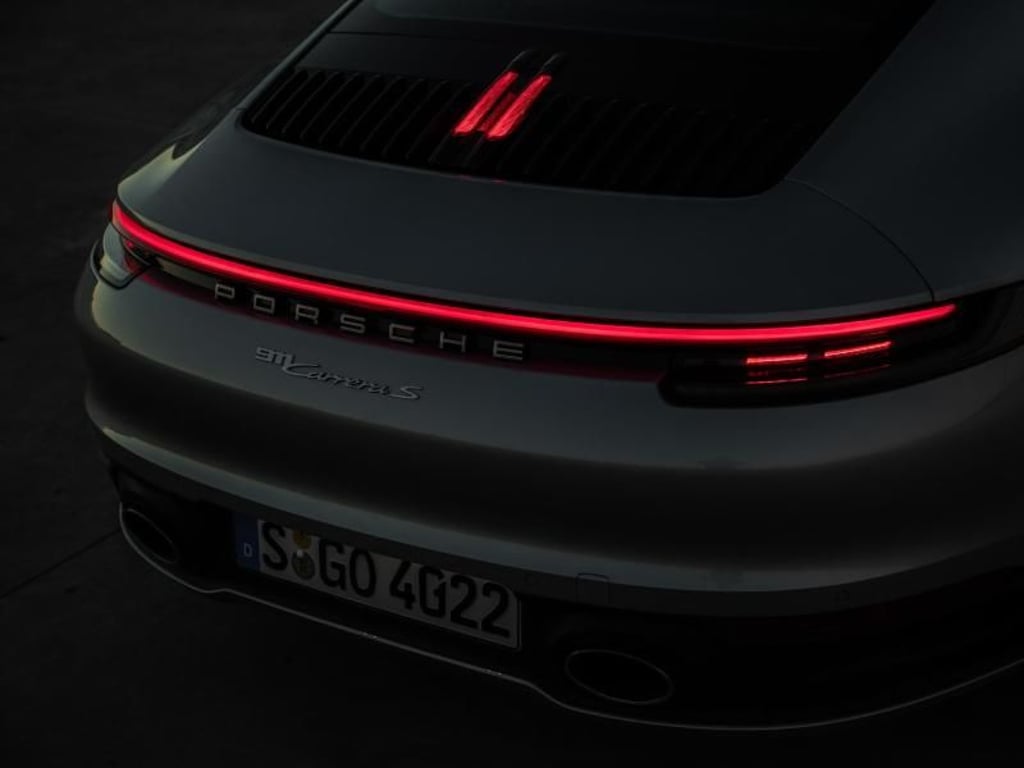 Zu den neuen Details des Sportwagens gehören die durchgehende Leuchtleiste sowie die dritte Bremsleuchte in Form einer «11». Foto: Porsche