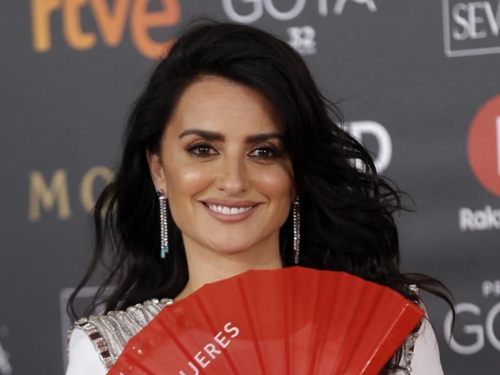 Penélope Cruz kam mit einem Fächer mit der Aufschrift «Mehr Frauen» zu den Goya Awards. Foto: Francisco Seco