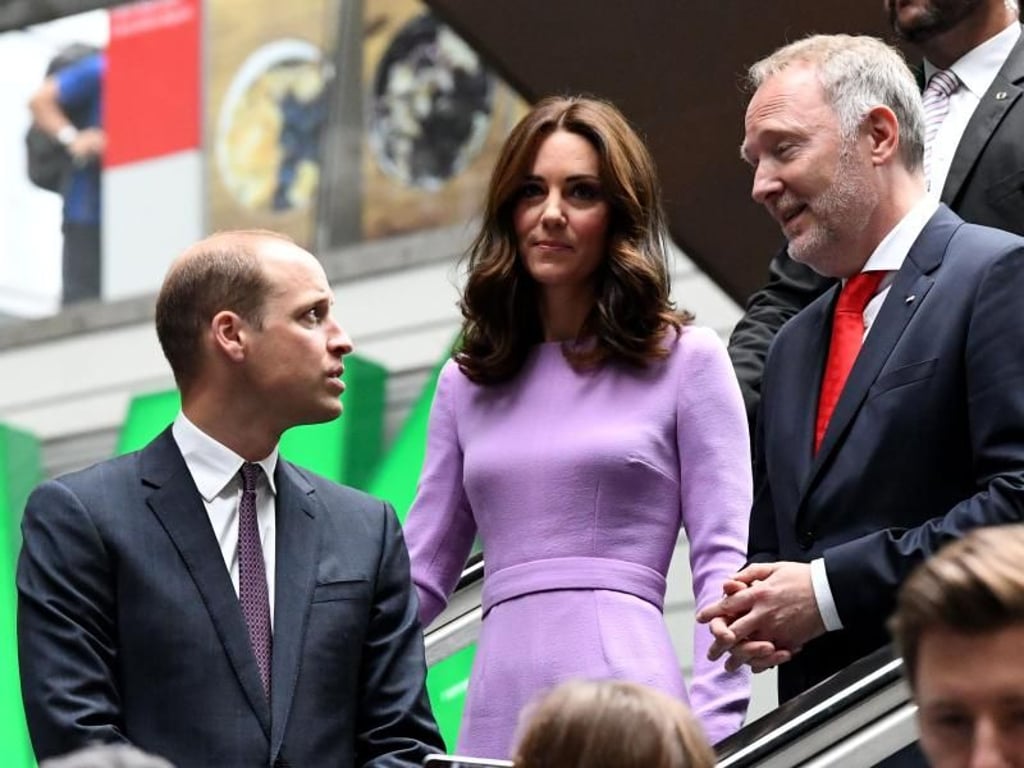 Prinz William und Herzogin Kate sind in Berlin auf dem Weg zum Bahnsteig. Mit dabei auch Alexander Kaczmarek, Konzernbevollmächtiger der Deutschen Bahn. Foto: Bernd von Jutrczenka