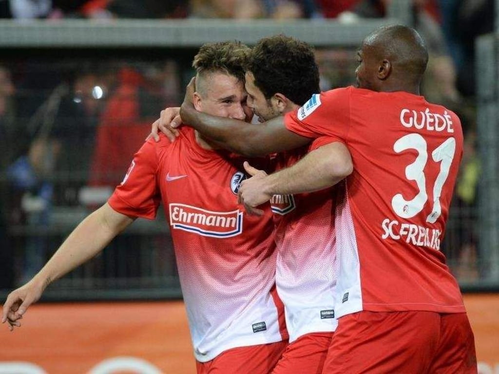 Felix Klaus, Admir Mehmedi und Karim Guede (l-r) vom SC Freiburg bejubeln einen Treffer. Foto: Patrick Seeger
