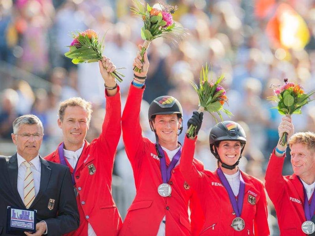 Christian Ahlmann (l-r), Daniel Deußer, Simone Blum und Marcus Ehning feiern ihr EM-Silber in Rotterdam. Foto: Rolf Vennenbernd