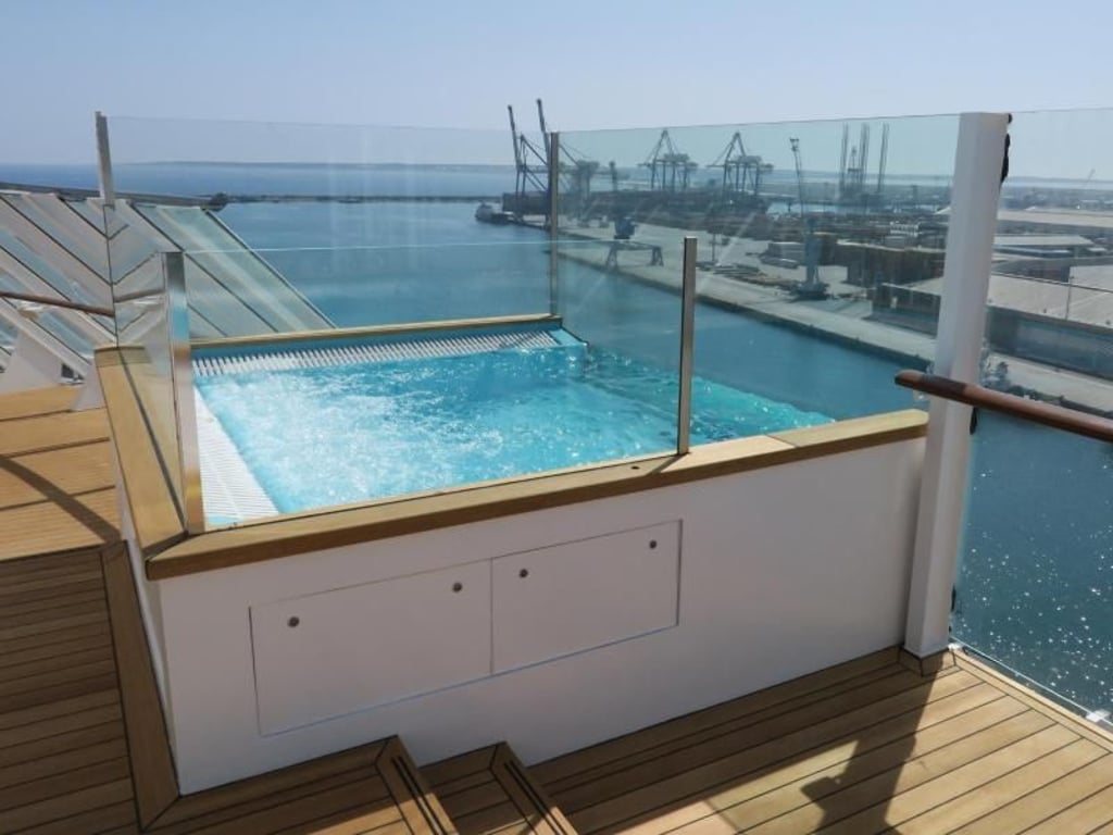 Highlight auf dem Patiodeck: zwei Infinitypools mit Blick in Fahrtrichtung. Foto: Michael Zehender