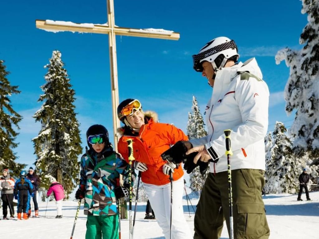 Unterwegs am Almberg: Im Skigebiet Mitterdorf haben Wintersportler acht Abfahrten zur Auswahl. Foto: Daniela Blöchinger