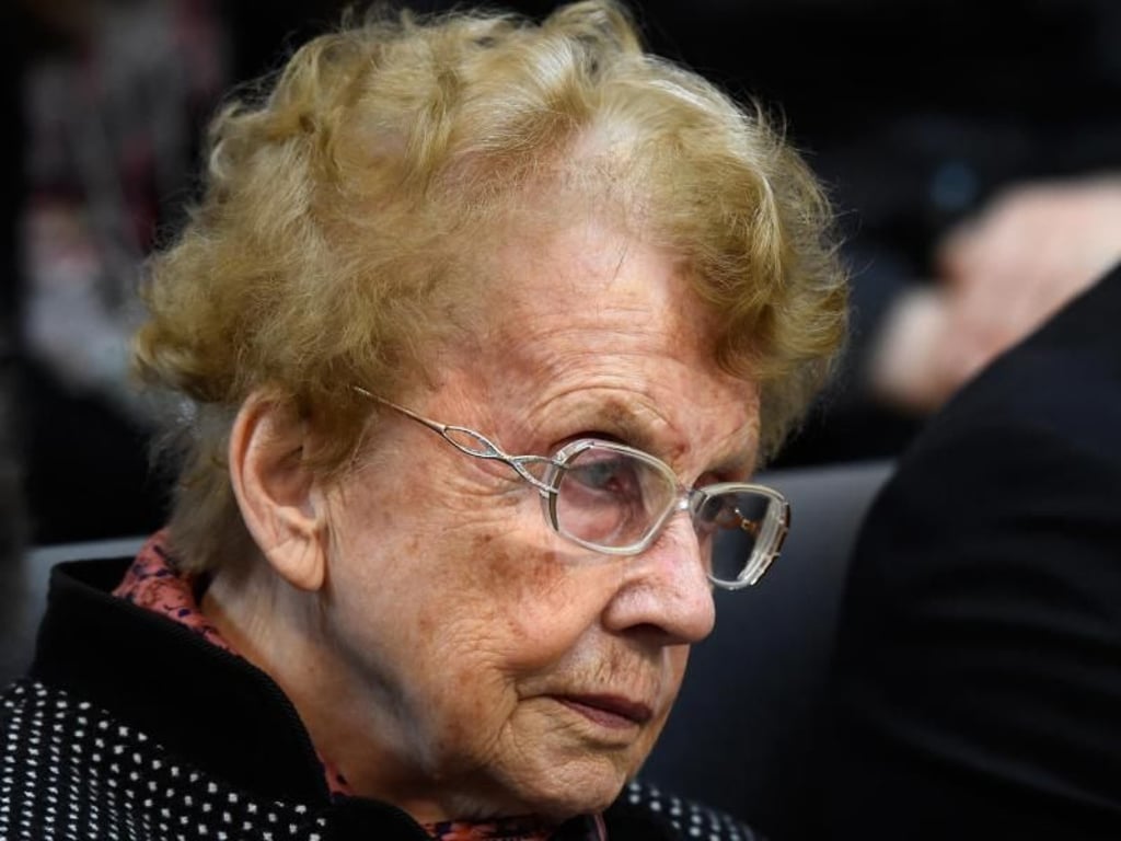Merkels Mutter Herlind Kasner kam ebenfalls ins Parlament - wie bei den drei vorangegangenen Wahlen Merkels zur Kanzlerin. Foto: Gregor Fischer