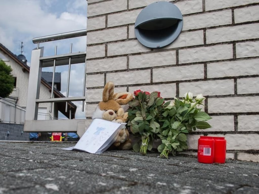 Vor das Einfamilienhaus sind Blumen und Kerzen gelegt worden. Foto: Silas Stein