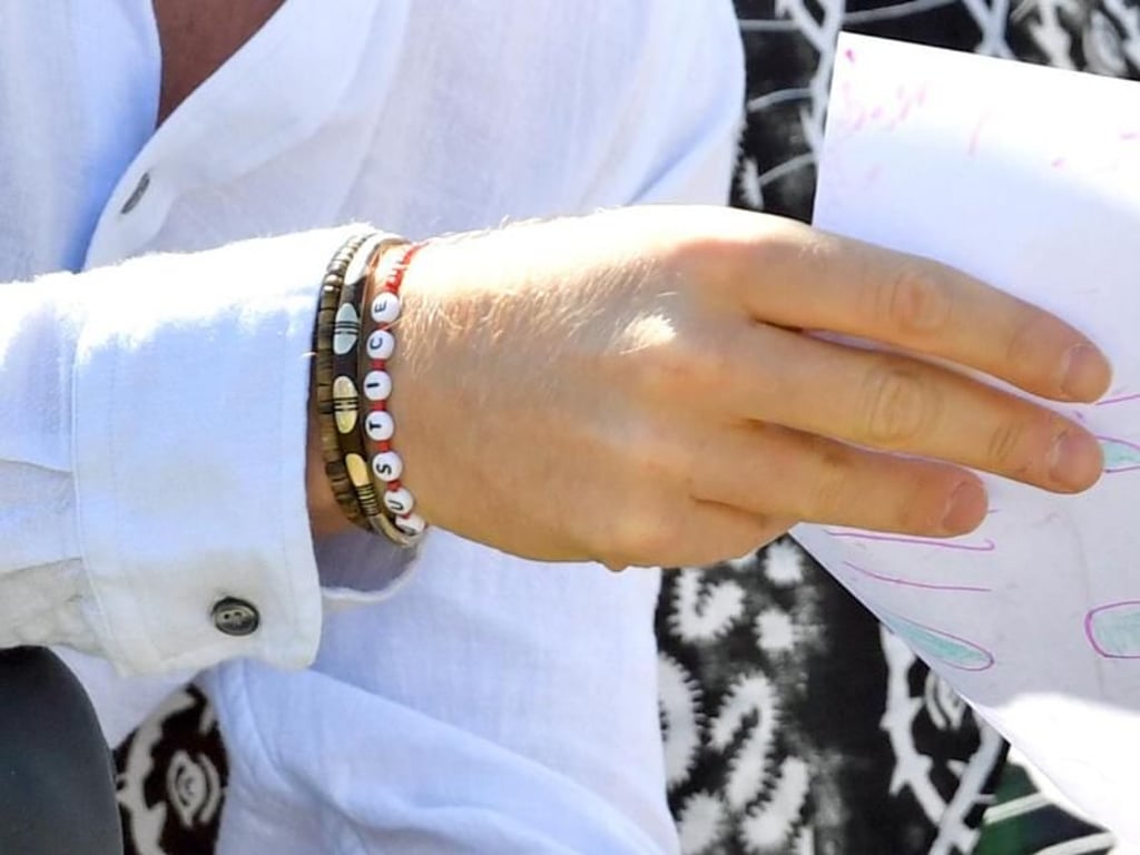 Prinz Harry trägt ein Armband mit der Aufschrift «Justice» (Gerechtigkeit). Foto: Dominic Lipinski/PA Wire