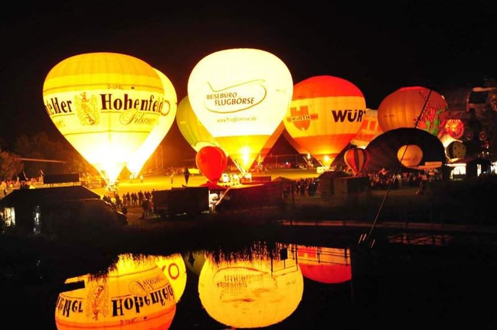 Foto: Uli LŸcke--Tausende kamen am Samstag zur 1. Ballon Fiesta in den Magdeburger Elbauenpark. 28 Ballonteams lie§en im Takt der Musik gegen 22.30 Uhr ihre Ballons leuchten.