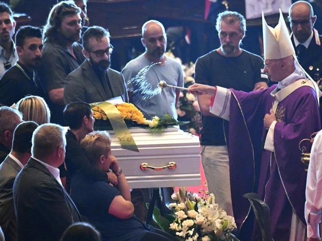 Kardinal Angelo Bagnasco segnet den Sarg des neun Jahre alten Samuel Robbiano während der Trauerfeier für die Opfer der Brücken-Katastrophe. Foto: Luca Zennaro/AP