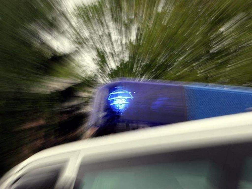 Das Blaulicht eines Polizei-Einsatzfahrzeuges leuchtet. Foto: Marcus Führer/Archiv