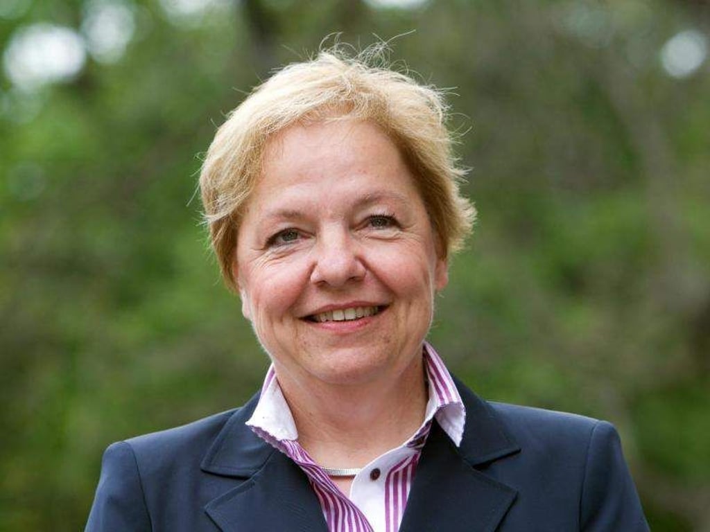 Beate Bröcker lächelt in die Kamera. Foto: Jens Wolf/Archiv