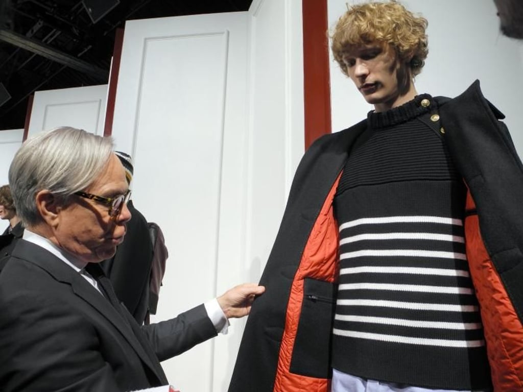 Der Modedesigner Tommy Hilfiger (l) begutachtet in New York während der Tommy Hilfiger Men's Preview eine Jacke. Foto: Johannes Schmitt-Tegge
