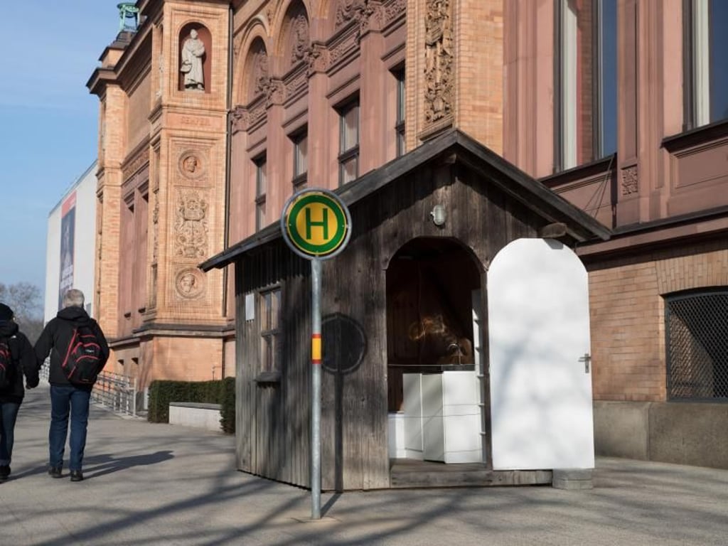 «Wohnen mit Verkehrsanbindung» von Michael Sailstorfer. Foto: Christian Charisius