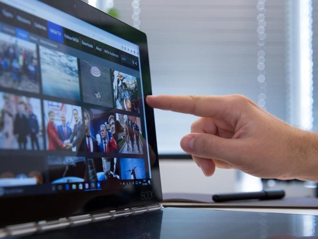 Der Bildschirm des Yoga Books hat etwas mehr als Full-HD-Auflösung mit 1920 zu 1200 Pixeln. Foto: Franziska Gabbert