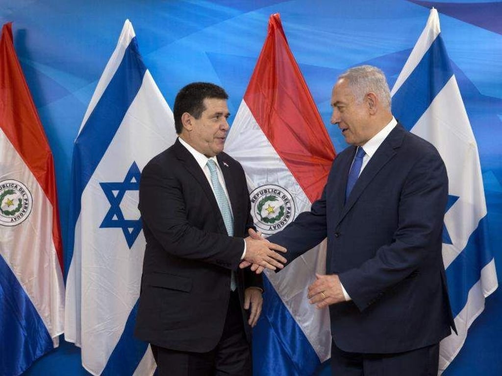 Horacio Cartes, damaliger Präsident von Paraguay, und Benjamin Netanjahu bei der Eröffnung der paraguayischen Botschaft in Jerusalem im Mai. Foto: Sebastian Scheiner/AP