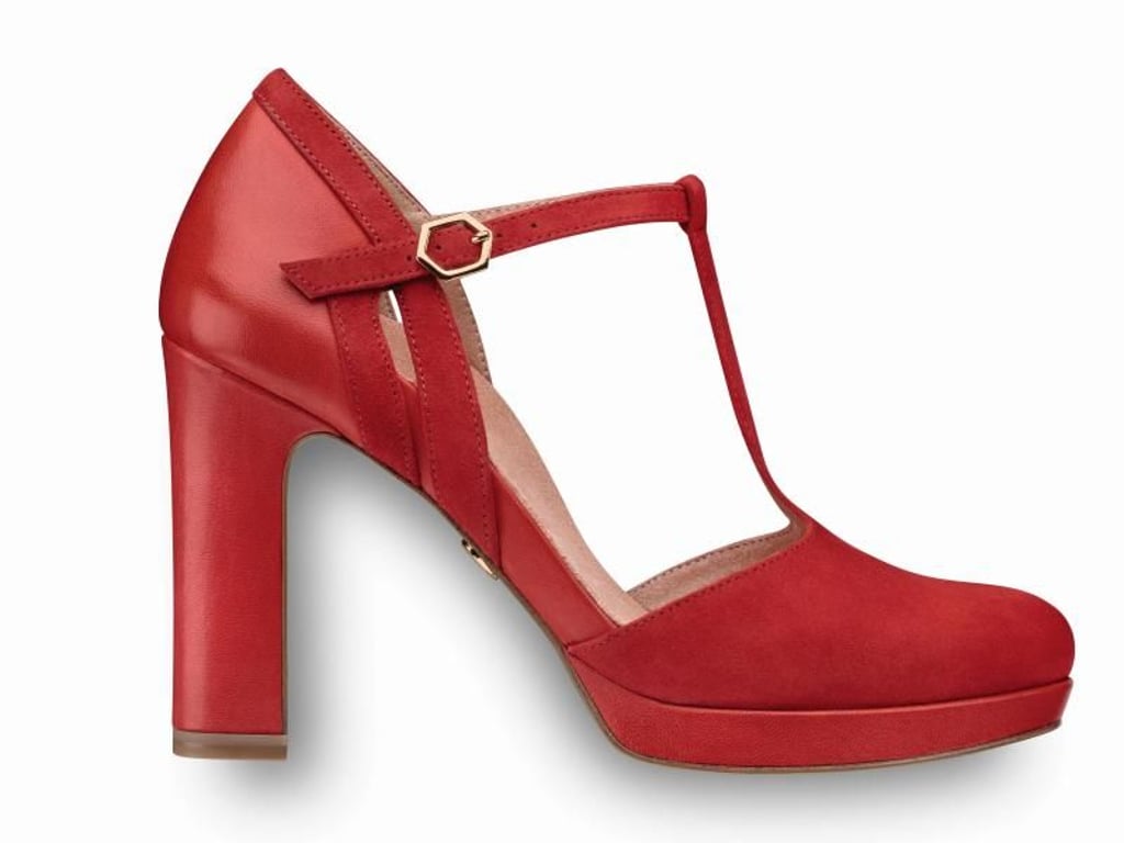 Mary Janes sind Pumps, die eine Schlaufe oder Spange am Rist haben. In verschiedenen Varianten sind sie wieder im Trend - hier mit sehr hohem Blockabsatz von Tamaris (ca. 100 Euro). Foto: Tamaris