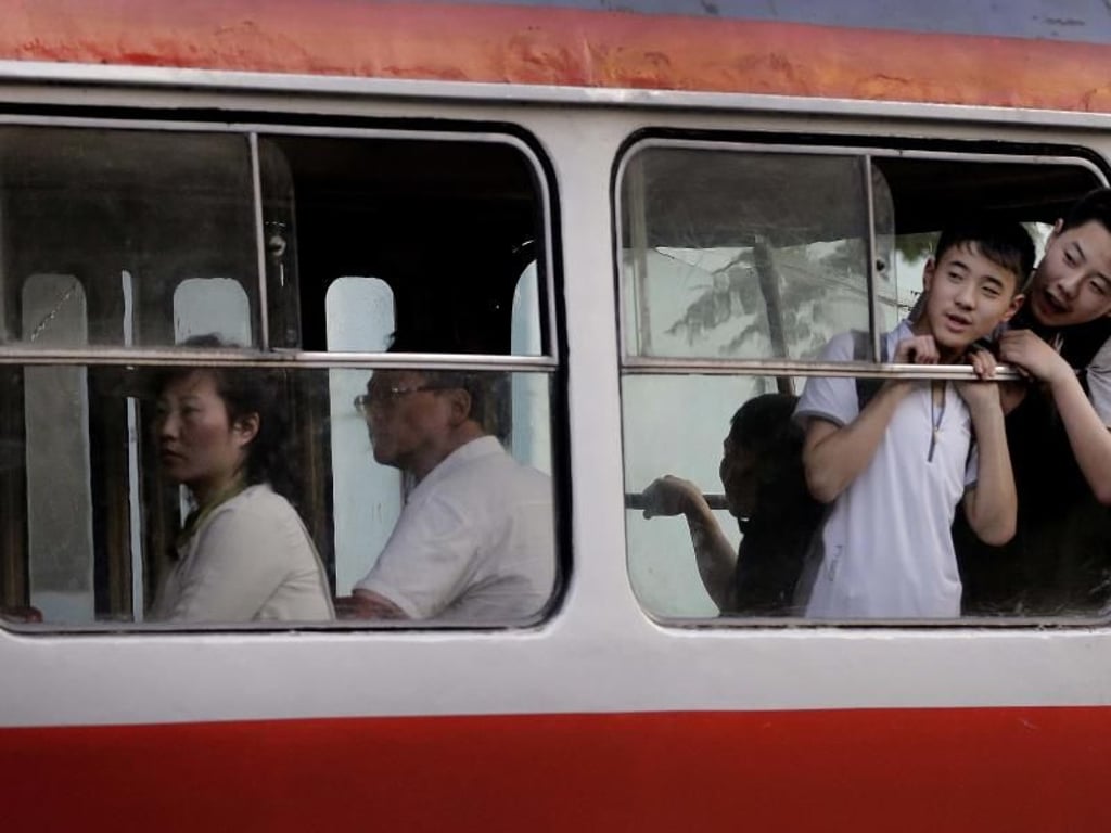 Alltag in Pjöngjang: Junge Männer auf dem Weg zur Arbeit. Foto: Wong Maye-E/AP