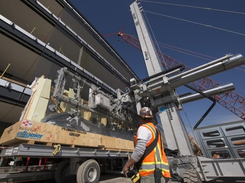 Die Montage der gebogenen Scheiben auf der Apple-Baustelle in Cupertino erfordert Spezialgerät. Foto: John G. Mabanglo