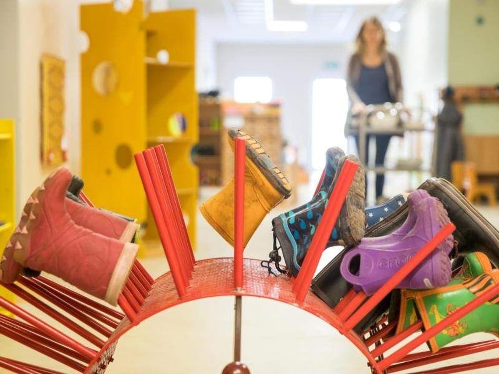 Ein Gestell mit Gummistiefeln steht in der Kita. Foto: arifoto UG/Archiv