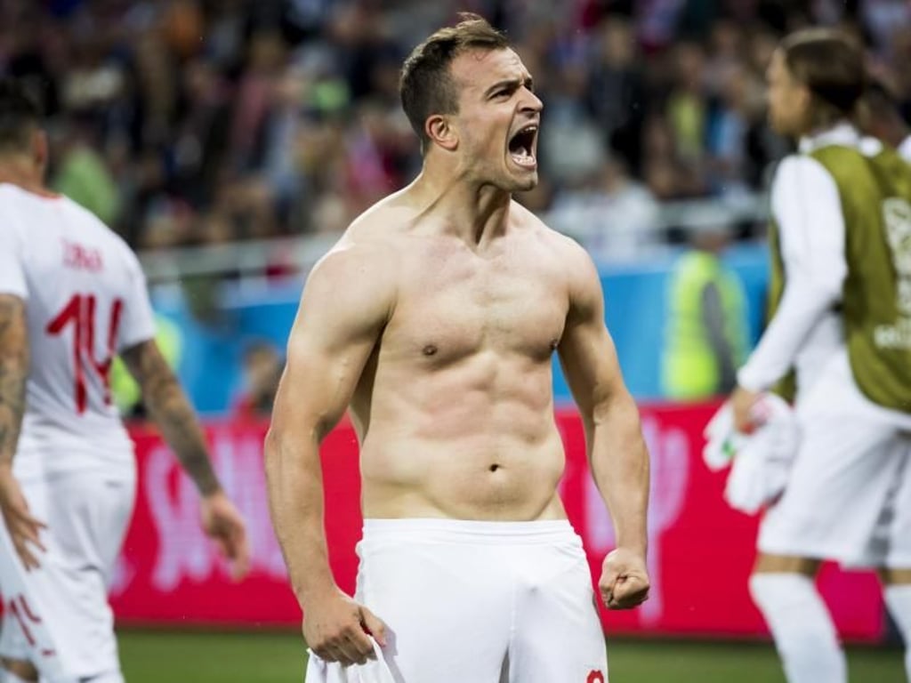 Der Schweizer Xherdan Shaqiri jubelt mit freiem Oberkörper über sein Tor zum 2:1-Endstand, und erhält dafür gelb. Foto: Laurent Gillieron/KEYSTONE