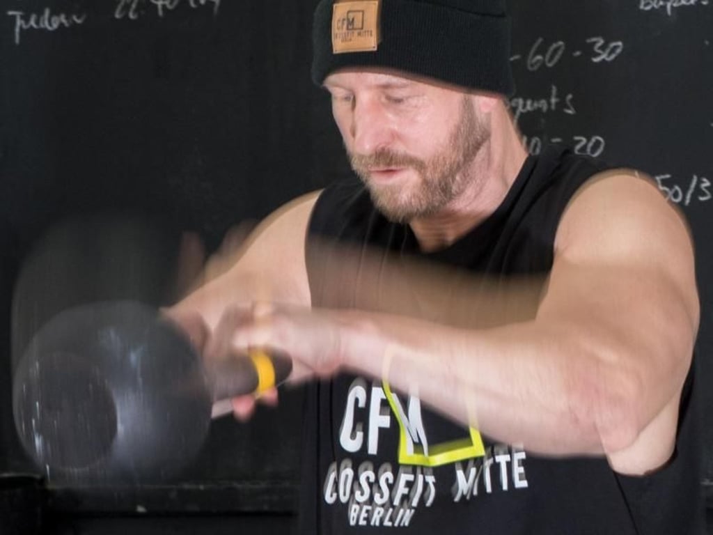 Mit der Kettlebell das Letzte aus sich rauholen: In Lars Runnes in seinem Studio in Berlin. Foto: Franziska Gabbert