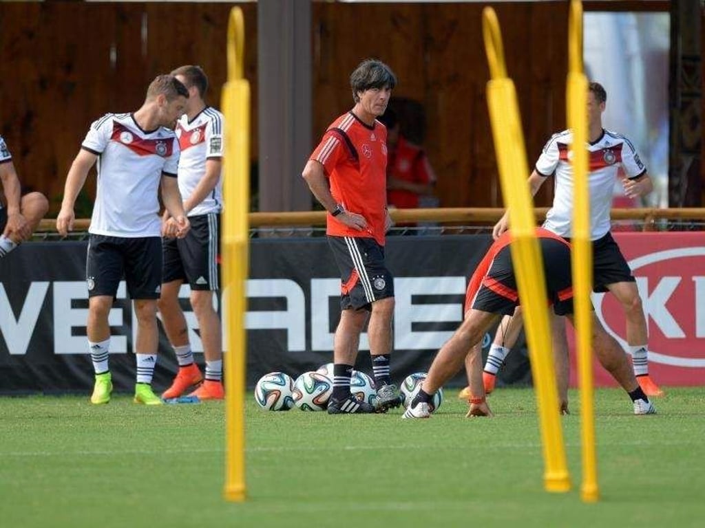 Bundestrainer Joachim Löw (M.) sieht bei seiner Mannschaft viele gute Dinge. Foto: Thomas Eisenhuth