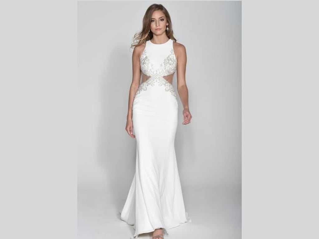 Eine Alternative zum freien Bauch: Seitliche Cut-outs am Brautkleid, die die Figur betonen. Hier ein Beispiel von Watters (Preis auf Anfrage). Foto: Watters