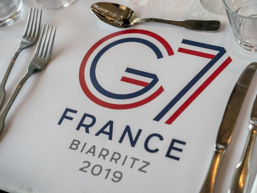 Der Tisch im Pressezentrum ist beim G7 Gipfel gedeckt. Foto: Michael Kappeler