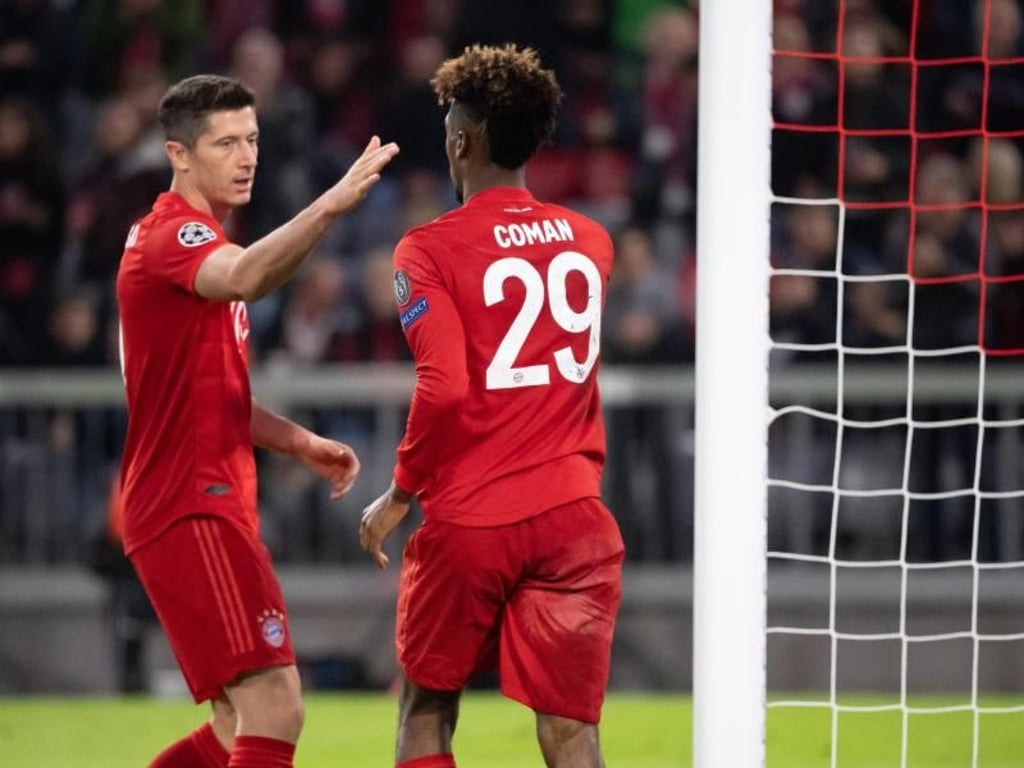 Torschütze Kingsley Coman (r) und Robert Lewandowski feiern das 1:0 gegen Roter Stern. Foto: Sven Hoppe