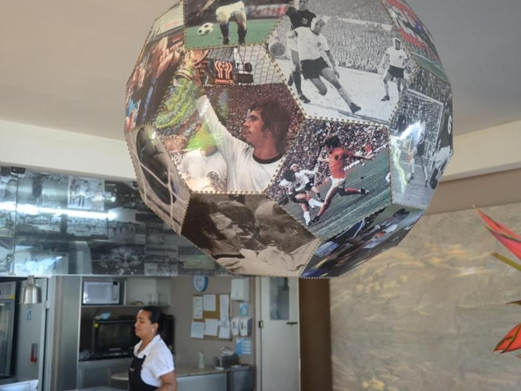 Lampe mit WM-Szenen deutscher Fußballnationalspieler wie Gerd Müller im Restaurant des Campo Bahia. Foto: Georg Ismar