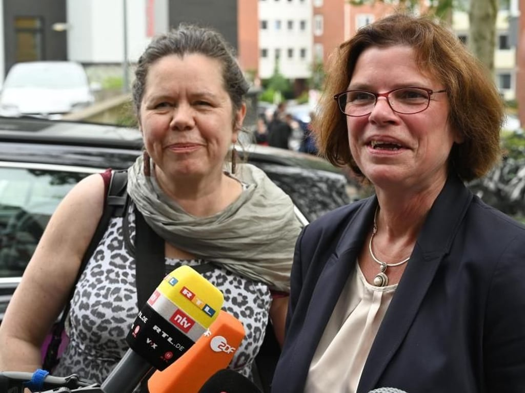Fraktionschefin Kristina Vogt (r) und die Landesvorsitzende Cornelia Barth vertreten Die Linke bei den Koalitionsverhandlungen. Foto: Carmen Jaspersen