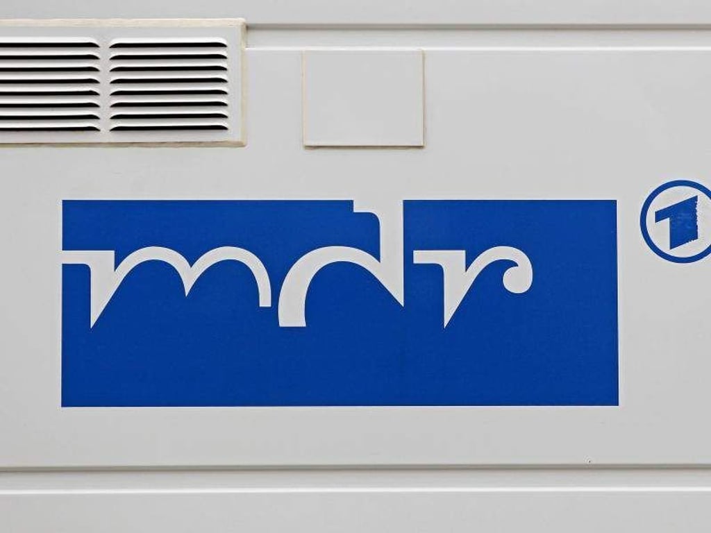 Das MDR-Logo ist auf einem Übertragungswagen zu sehen. Foto: Jan Woitas/Archiv