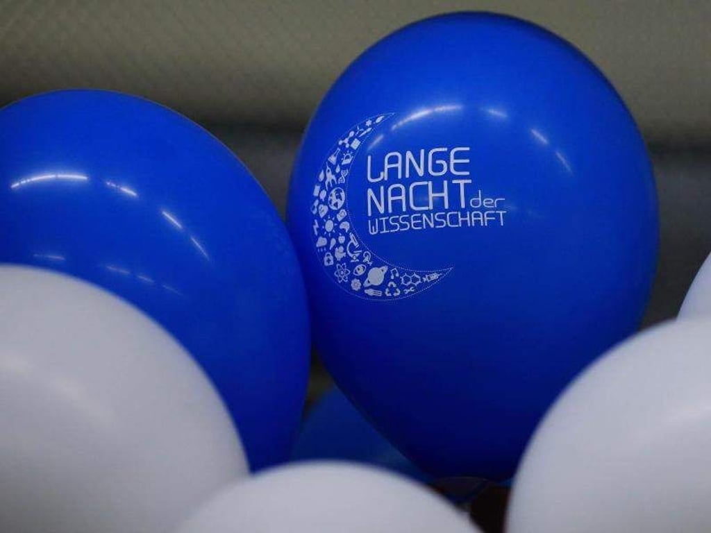 Luftballons mit dem Schriftzug «Lange Nacht der Wissenschaft». Foto: Jens Wolf/Archiv