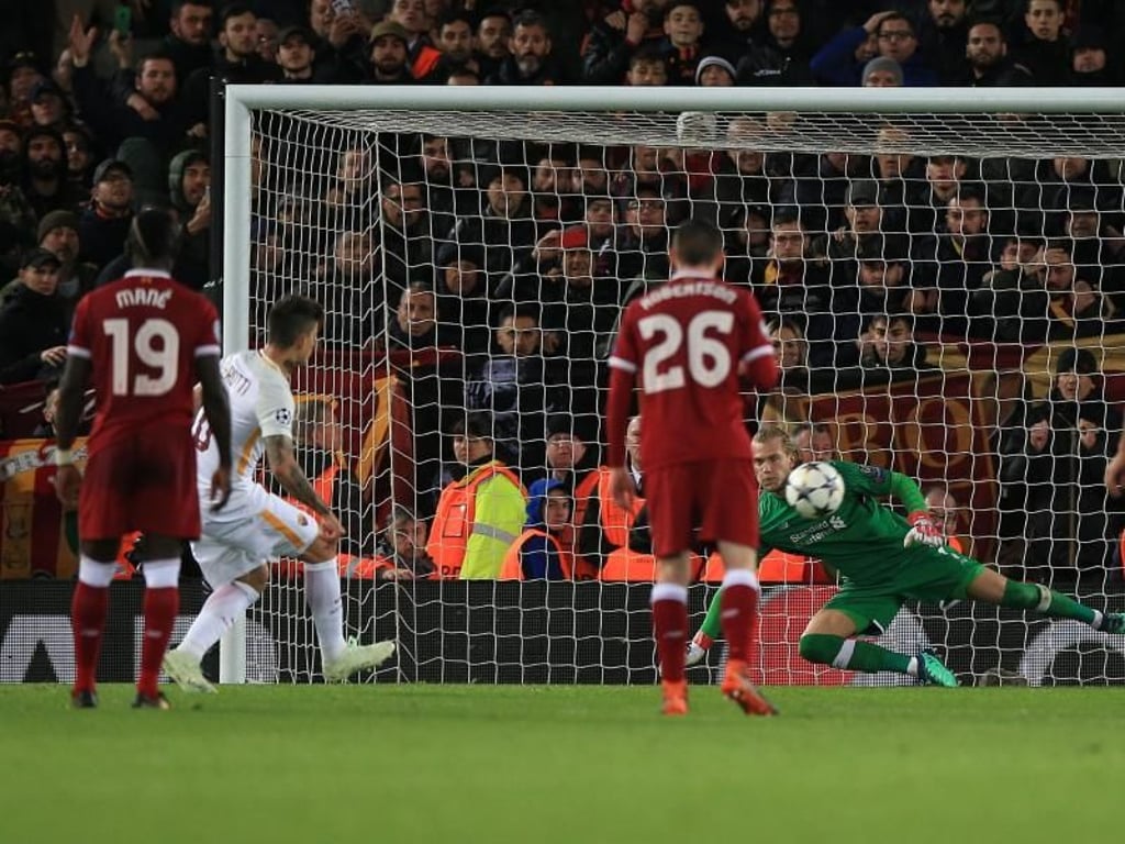 Diego Perotti (2.v.l) vom AS Rom trifft per Handelfmeter zum 5:2 gegen Liverpool. Foto: Peter Byrne/PA Wire