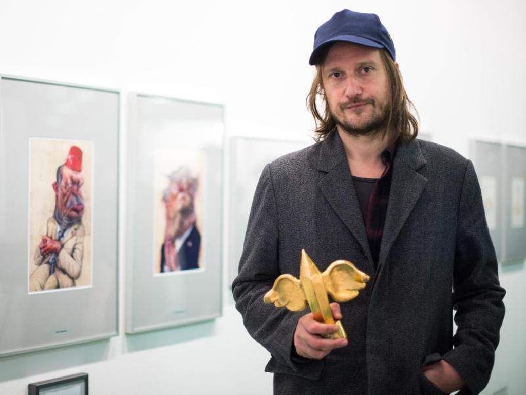 Frank Hoppmann, Gewinner des geflügelten Bleistifts in Gold für die beste Einzelkarikatur, in Dresden. Foto: Monika Skolimowska