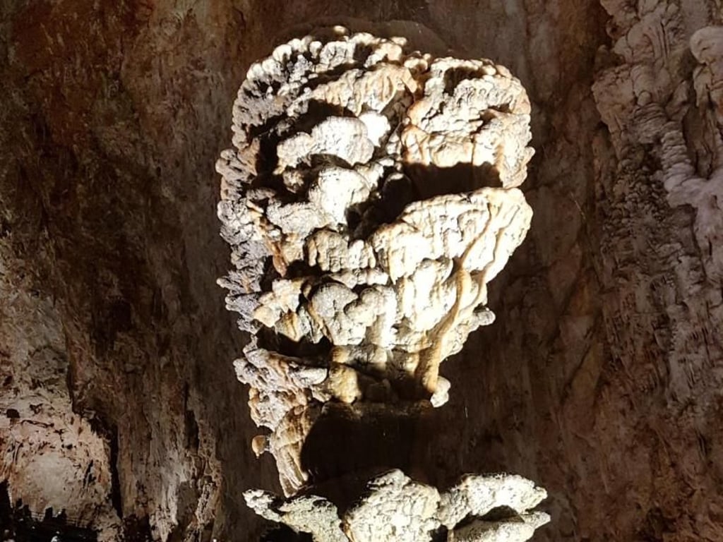 In der Grotta Gigante türmen sich riesige Stalagmiten auf - ihr Wachstum vollzieht sich jedoch langsam und für das menschliche Auge unbemerkt. Foto: Archivio Grotta Gigante