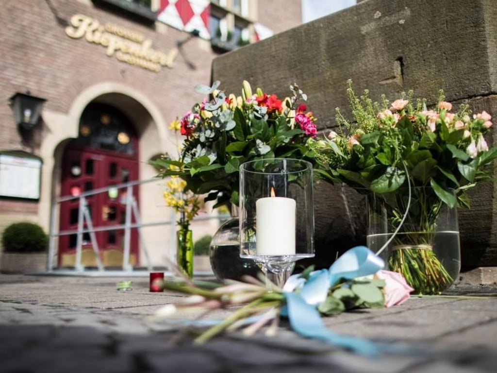 Blumen und eine Kerze vor dem Restaurant Kiepenkerl in der Altstadt von Münster. Foto: Marcel Kusch