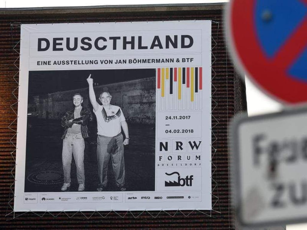 Ein Banner wirbt für die Austellung "Deuscthland". Foto: Henning Kaiser
