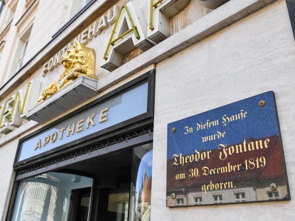 Das Geburtshaus von Theodor Fontane, in dem sich heute eine Apotheke befindet. Foto: Jens Kalaene