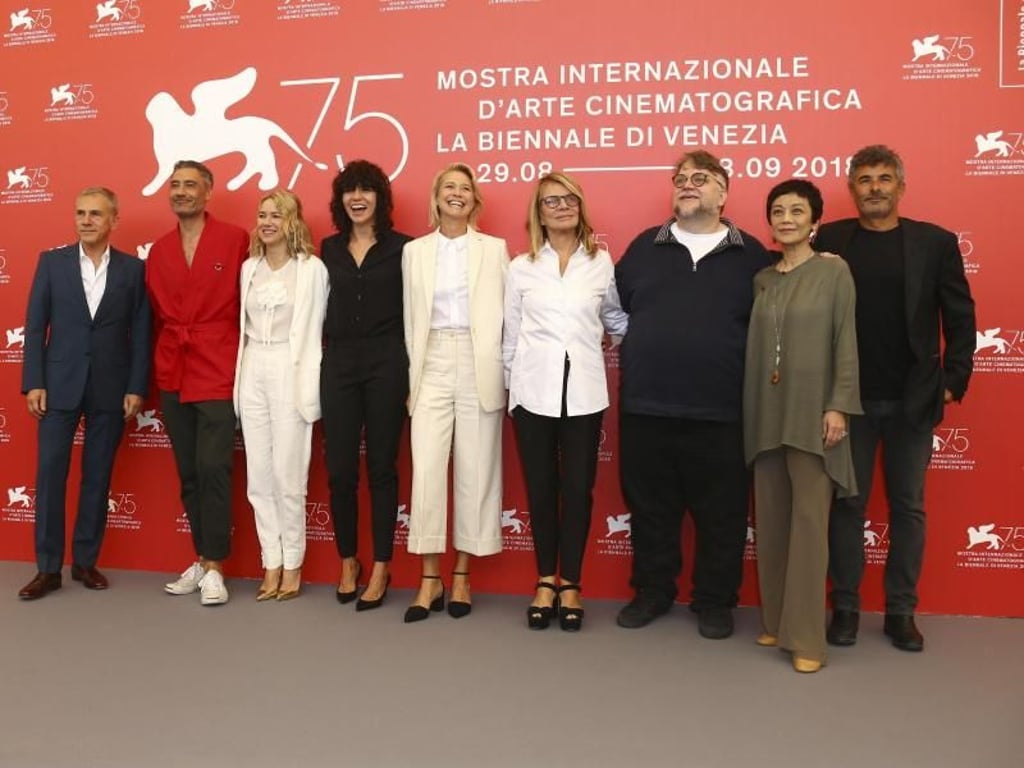 Die Jurymitglieder Christoph Waltz (l-r), Taika Waititi, Naomi Watts, Malgorzata Szumowska, Trine Dyrholm, Nicole Garcia, Jurypräsident Guillermo del Torro, Sylvia Chang und Paolo Genovese. Foto: Joel C Ryan/Invision