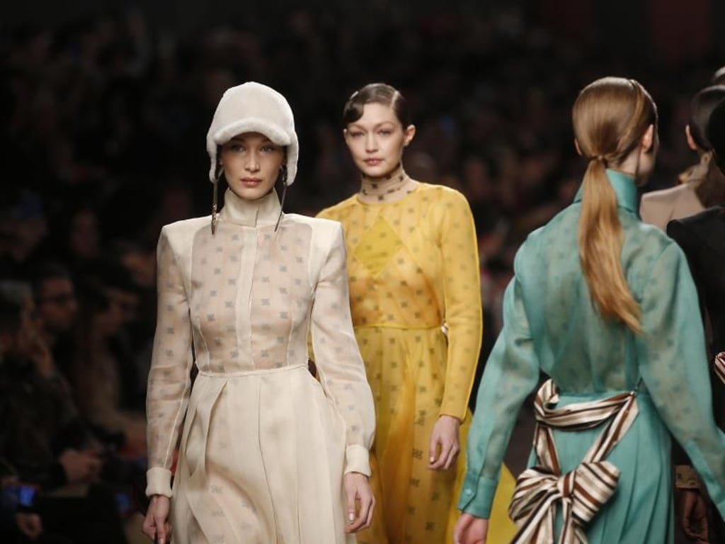 Die Top-Models Bella Hadid (l) und Gigi Hadid (2.v.l) auf dem Fendi-Catwalk. Foto: Antonio Calanni/AP