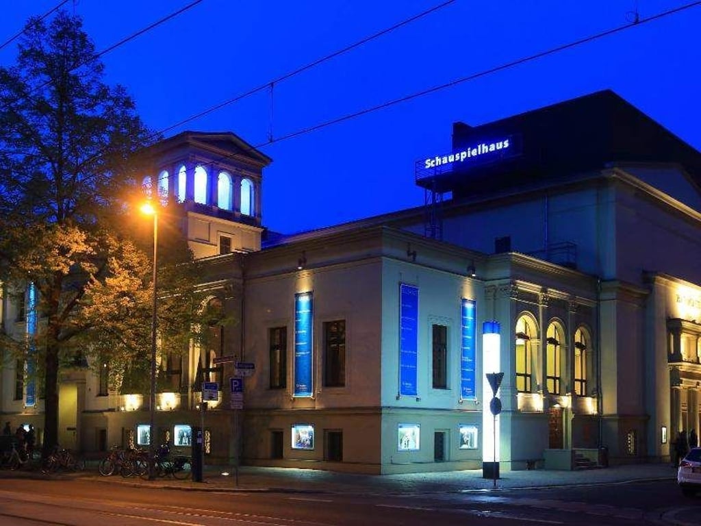 Das Schauspielhaus in Magdeburg ist zu sehen. Foto: Jens Wolf/Archiv